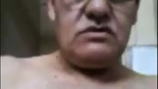 Pakistanlı büyükbaba baba mücevherlerini gösteriyor