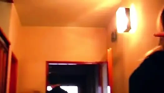 Sarışın cam dildosunu ıslak amına sokuyor