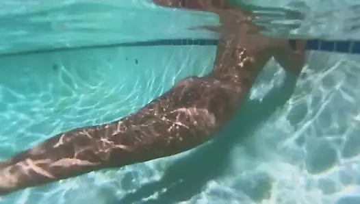 Athena suyun altında çıplak