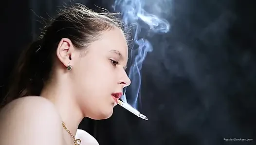 Üstsüz esmer dramatik duman içinde sigara içiyor