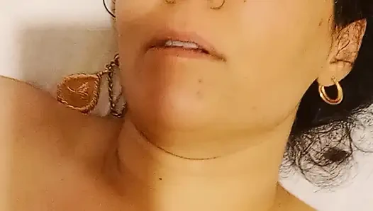 Amcığını yalayarak inliyor ve orgazm oluyor