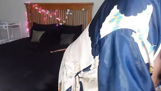 Etli siyah kaltak sen baktığında seviyor