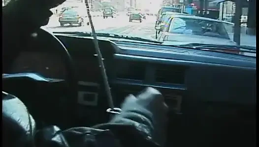Şehir trafiğinde onu arabada küçük düşüren sapık ile banliyö kızıl saçlı araba sikişiyor