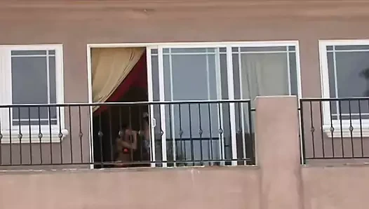 Ateşli ve büyük memeli orta yaşlı seksi kadın sikişiyor!!!