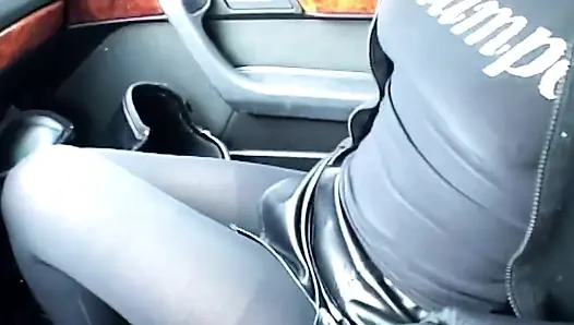 Tıraşlı baş bebek pirsingli amcık damlayan krem açıyor