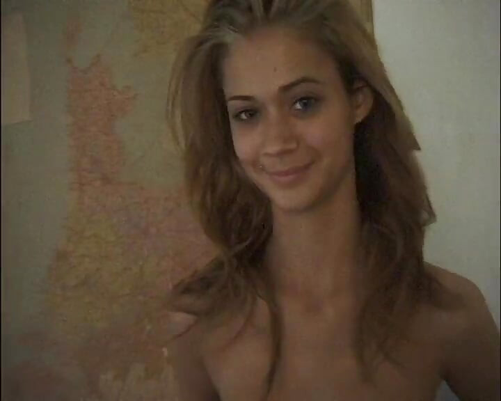 Anna'nın teşhirci bir sokak fahişesi olarak ilk pornosu mastürbasyon yapıyor