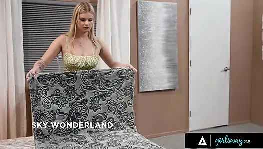 Girlsway - ateşli hatun Isabella Jules yanlışlıkla oda arkadaşı Sky Wonderland'ı uzaktan vibratörle etkinleştiriyor