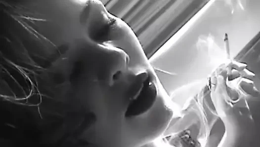 Çok seksi sigara içen