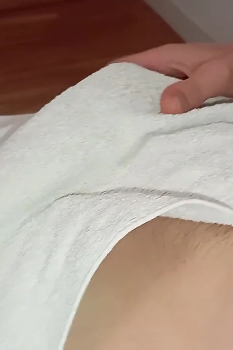 Sıska Moreno bu güzel büyük şişman yarağı sıvazlıyor ve yavaşça fışkırtarak boşalıyor