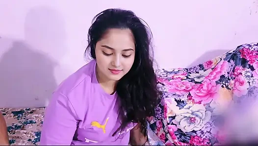 Büyük üvey kız kardeşim beni baştan çıkardı, tek kişilik yatağı paylaştık, tam Hintçe ses