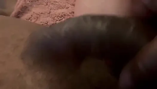 Beyaz kız büyük zenci yarağını sağıyor