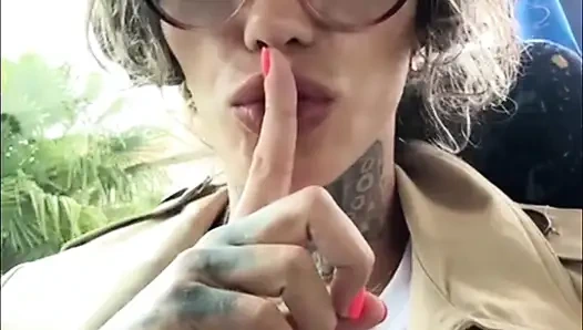 Ne boşalma, ha Sabrina otobüsün içinde iyi bir boşalma yaparken, yüklü olan da onun önüne dokundu.