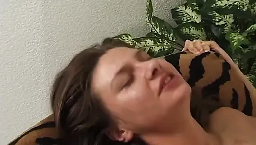 Olgun esmer orta yaşlı seksi kadınlar yoğun lezbiyen parmaklıyor