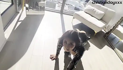 Deri iç çamaşırlı Nicole Doshi Christian Clay'in büyük yarağını almak için sürünüyor