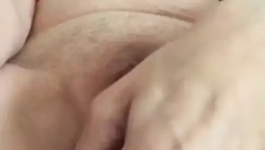 VELHA GOSTOSA SE MASTURBANDO