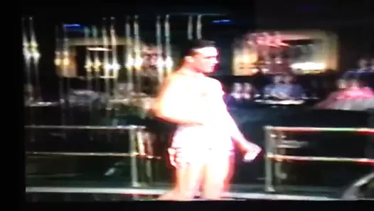 Ten rengi çizgili erkek striptizci