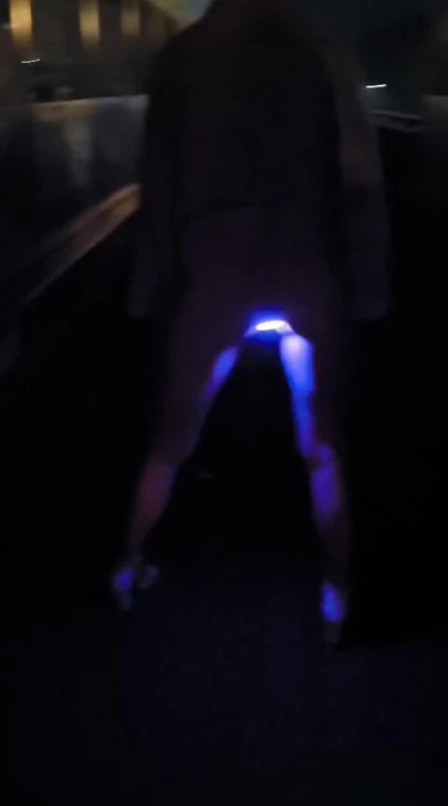 The Nigdy Sokakta Yürürken Flaşlı Popo Plug ile