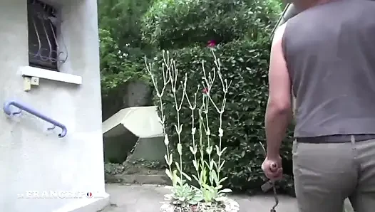 Koyu saçlı olgun sert sodomize oluyor, bahçıvan tarafından yumrukla sikiliyor ve yüzüne boşaltıyor