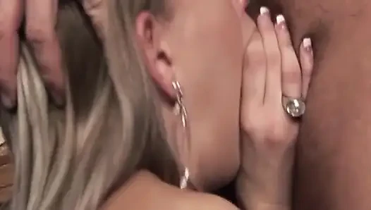 Olgun sarışın orta yaşlı seksi kadın yüze boşalmak için büyük yarağa sert biniyor