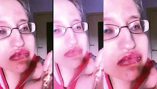 Asmr kırmızı ruj ve mini pasta yeme