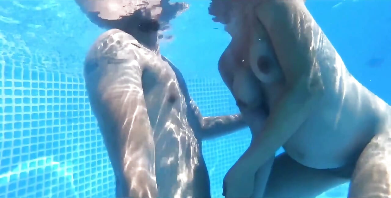 Hamile havuzda seks genç orta yaşlı seksi kadın! Komşular için şov yapıyor