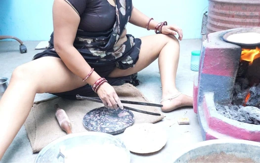 Bhabhi Ne Kana Banate Uhe Gand Dikai Dewar Ko