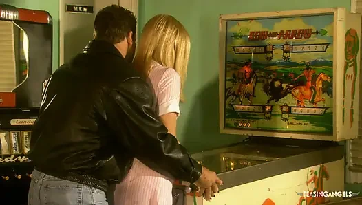 Dövmeli sürtük dışarıda yalanıp sikilmeden önce yarak emmek zorunda