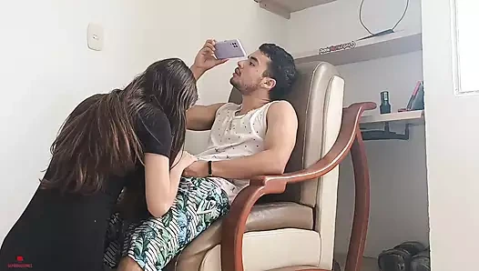 Üvey kardeşimden ne kadar seksi ve lezzetli bir oral seks – sonunda onu becerdim