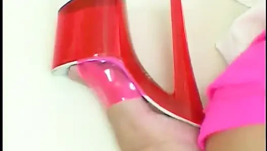 Pembe giyinmiş sevimli kayla sert sikiliyor ve göğüsleri dölleniyor