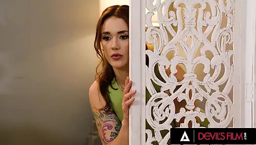Devils filmi - Ashlyn teşhirci fap siri dahl'ı doğrudan ateşli lezbiyen makaslama içine çekiyor