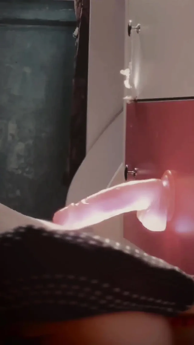 Karısının Tangasındaki Doyumsuz Shemale, Anal Deliğini Sikiyor Ve Ardından Bekaret Kafesinden Bir Sperm Çeşmesi Döküyor