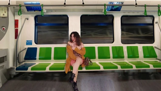 Eşimin bir arkadaşı tren yolculuğunu filme alıyor