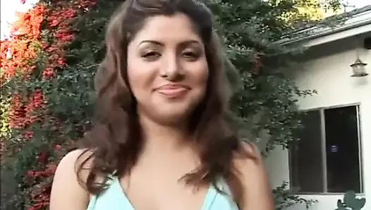 Şehvetli latin iki kalın yarakla gırtlağına kadar sikiliyor