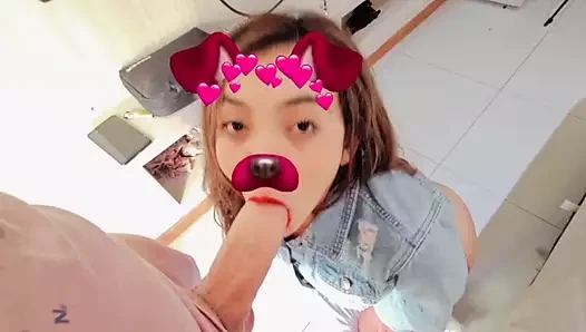 Orta yaşlı seksi kadın filtreyle emiyor