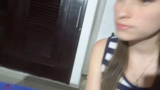 Masum yüzlü üvey kız kardeşim bana harika bir oral seks yapmasına izin vermemi istiyor