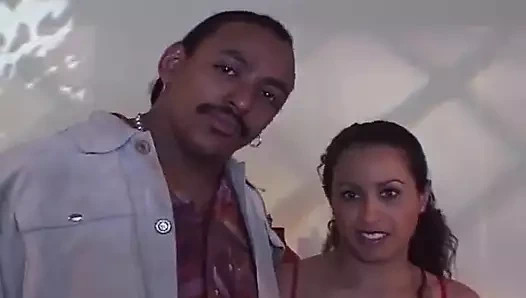 İri göğüslü ateşli sarışın orta yaşlı seksi kadın ve ince seksi esmer genç kız birlikte yarağa binmeyi seviyor