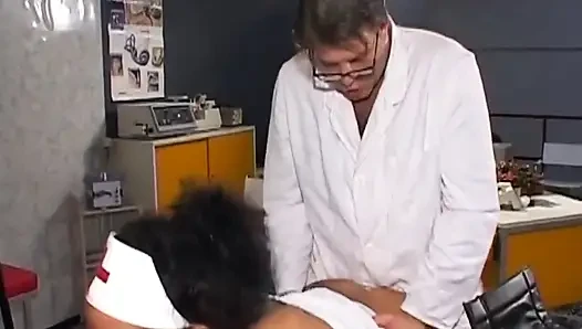Olgun hemşire doktor tarafından sert sikiliyor