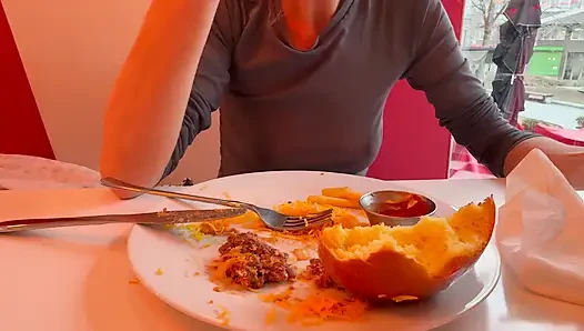 Tamamen dolgun üst giyen bir restoranda öğle yemeği yiyorum pirsingli meme uçlarımı ve seksi göğüslerimi teşhir ediyor