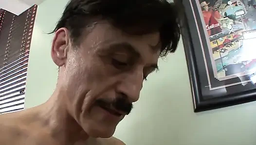 Büyük memeli sürtük olgun patronu tarafından sikiliyor