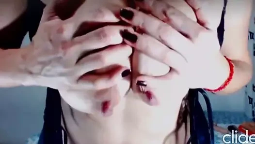 Kızıl saçlı latin web kamerası modeli güzel meme uçlarını gösteriyor