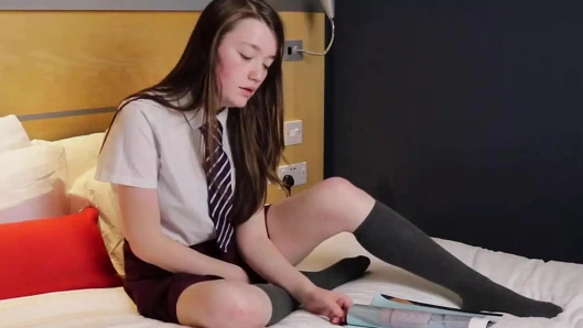 Üniformalı 18 yaşındaki İngiliz her iki delikten de parmakla sikiliyor