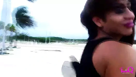 Taniaq sahilde göğüslerini gösteriyor