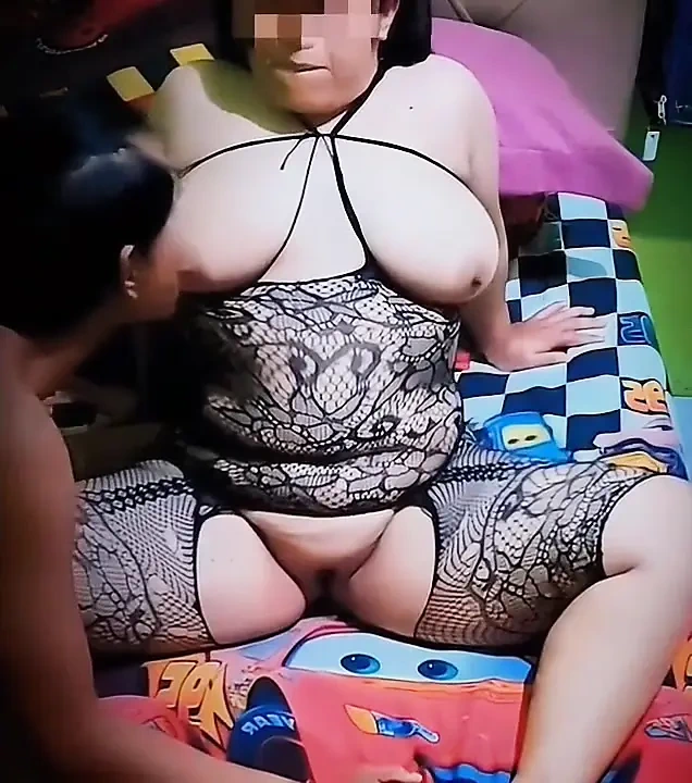 Dolgun vücutlu tombul evli kadın