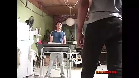 Universblack.com - bir siyah, bir latin ve bir Asyalı arasında üçlü sikiş.