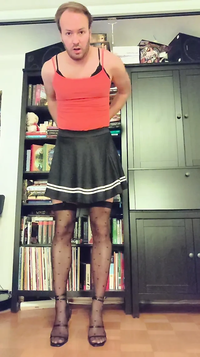 Chastity sissy aşağılama - tavana bağlı anal kanca