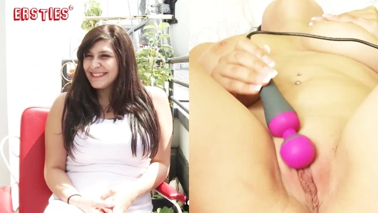 Ersties - Julie kıvrımlarını seviyor ve gerçekten domalarak sikiliyor