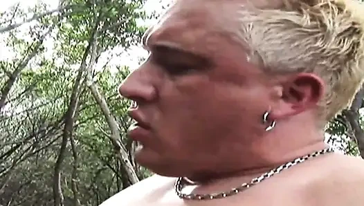 Minyon genç kız yarak emiyor