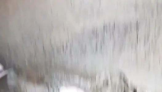 Üvey anne sütlü göğüslerini ve sulu amcığını gösteriyor