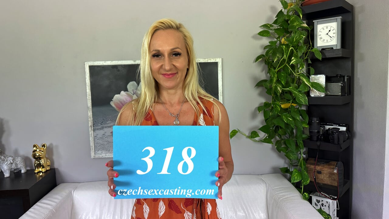 Çek sarışın orta yaşlı seksi kadın bekleme listesini atlamak için her şeyi yapacak