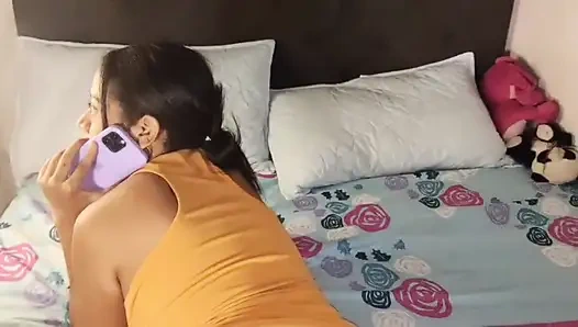 Güzel esmer, takipçisi için seks çağrısı yapıyor mastürbasyon